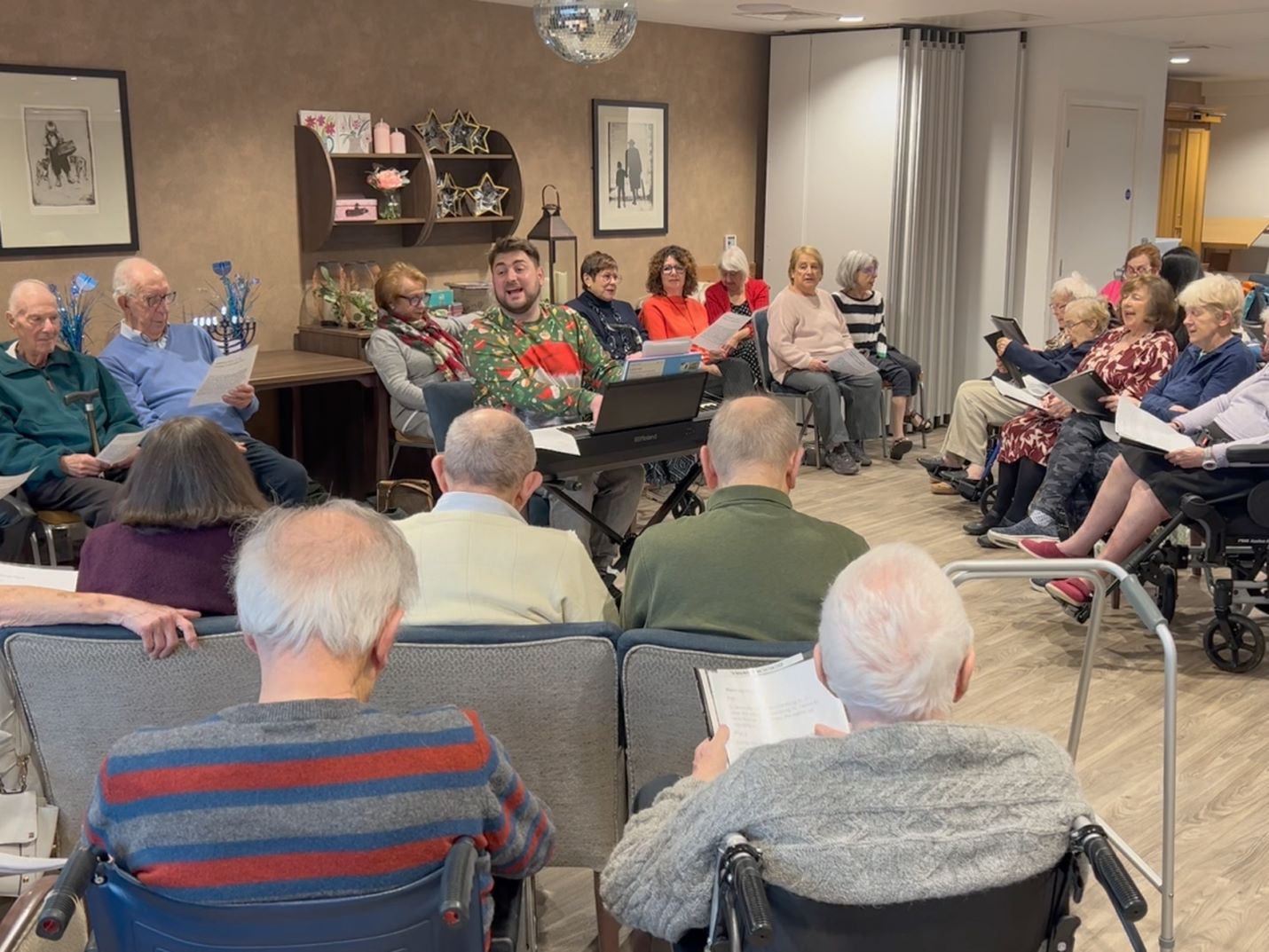 the tomforte community choir performs