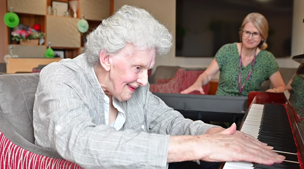 Pictured: Belong Experience Days customer, Val, enjoys the piano with Pam Thomson, music therapist at Nordoff and Robbins 